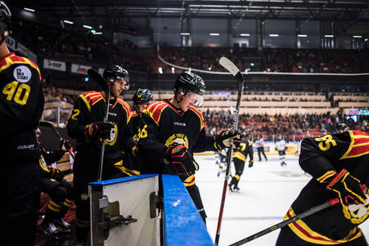 Brynäs Linus Ölund  lämnar båset