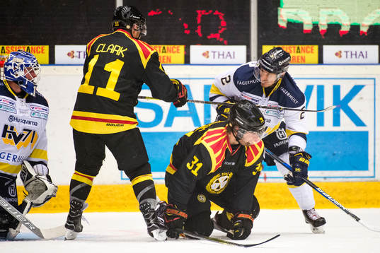 s Kristofer Berglund i bråk med Brynäs Kevin Clark och