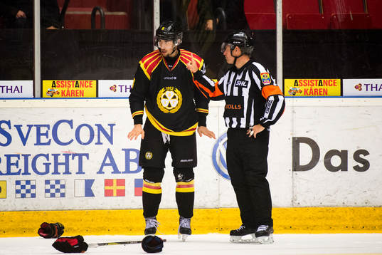 Brynäs Aaron Palushaj får en varning av domare Wolmer