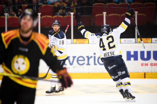 s Topi Jaakola och Dylan Reese jublar