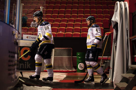 s Pierre Engvall och Max Wärn före ishockeymatchen i SHL