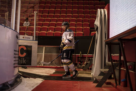 s Kristofer Berglund före ishockeymatchen i SHL mellan