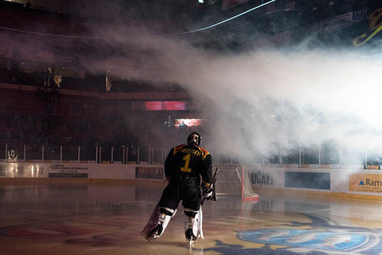 Brynäs målvakt Felix Sandström före ishockeymatchen i