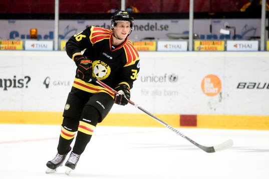 Brynäs Linus Ölund  före ishockeymatchen i SHL mellan
