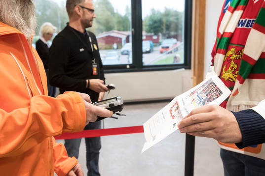 Biljettscanning innan ishockeymatchen i SHL mellan Mora och