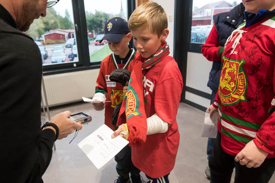 Biljettscanning innan ishockeymatchen i SHL mellan Mora och