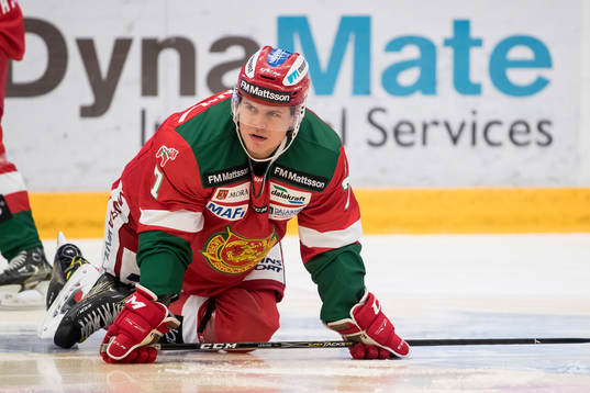 Moras Erlend Lesund  i ishockeymatchen i SHL mellan Mora