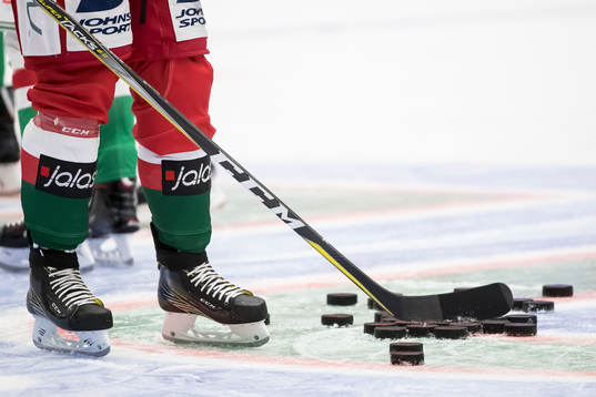 Puckar innan ishockeymatchen i SHL mellan Mora och Rögle