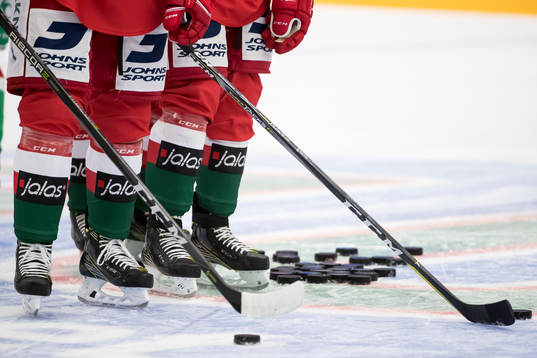Puckar innan ishockeymatchen i SHL mellan Mora och Rögle