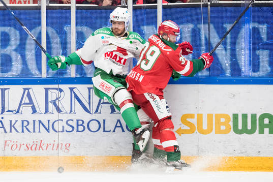 Rögles Almen Bibic och Moras Jacob Nilsson i närkamp i