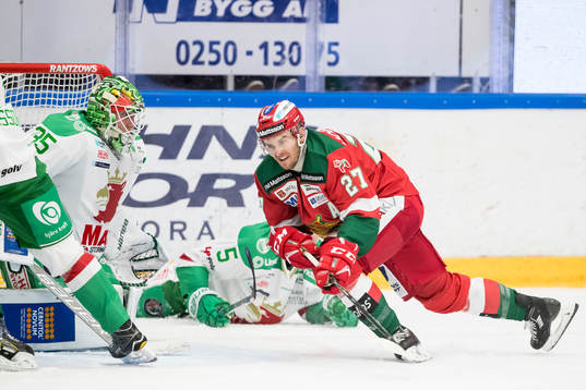 Moras Matt Bailey framför Rögles målvakt Emil Kruse  i