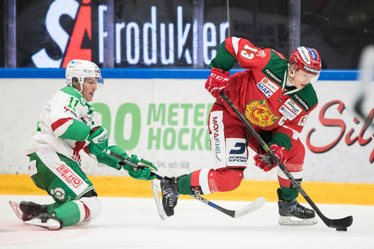 Rögles Bryan Lerg och Moras Emil Bejmo  i ishockeymatchen