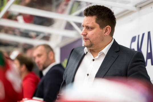 Moras tränare Mattias Karlin   i ishockeymatchen i SHL