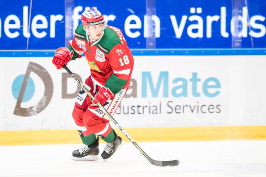 Moras Emil Aronsson  i ishockeymatchen i SHL mellan Mora