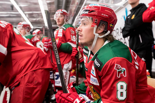 Moras Robin Johansson  i ishockeymatchen i SHL mellan Mora