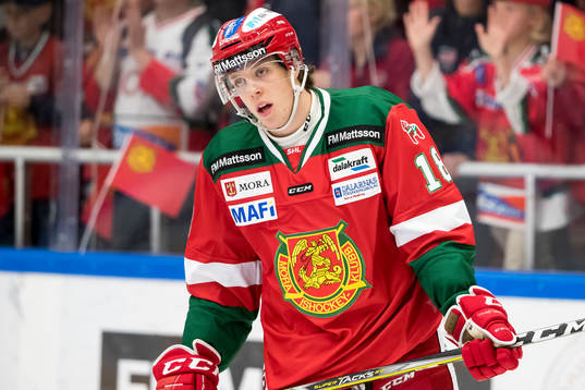 Moras Emil Aronsson  i ishockeymatchen i SHL mellan Mora