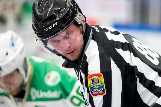 Linjedomare Daniel Persson i ishockeymatchen i SHL mellan