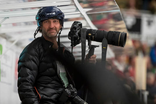 TTs fotograf Ulf Palm i ishockeymatchen i SHL mellan Mora