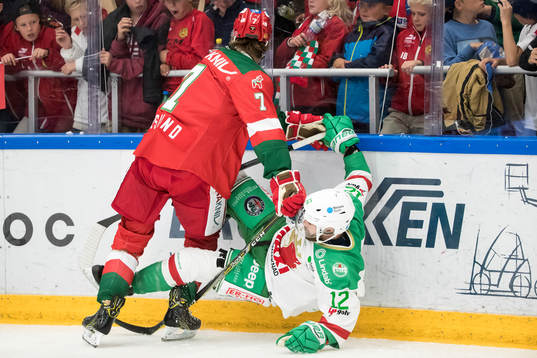 Moras Erlend Lesund tacklar Rögles Jack Connolly  i