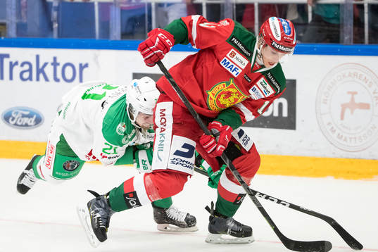Rögles Kevin Gagné jagar Moras Emil Bejmo  i