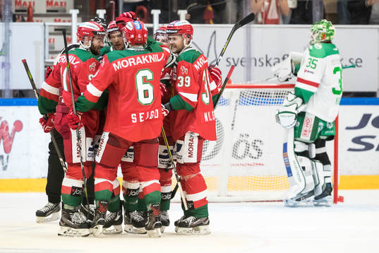 Rögles målvakt Emil Kruse   deppar Moras Matt Bailey