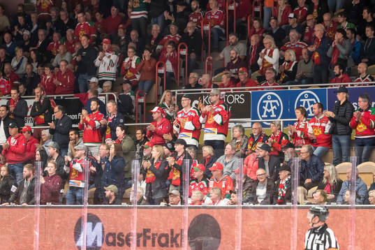 Moras supporters på läktaren glada
