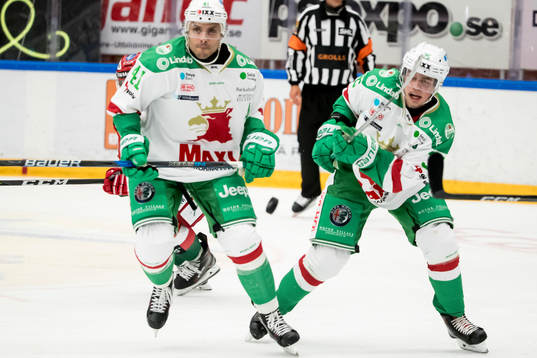 Rögles Daniel Widing och målvakt Emil Kruse  i