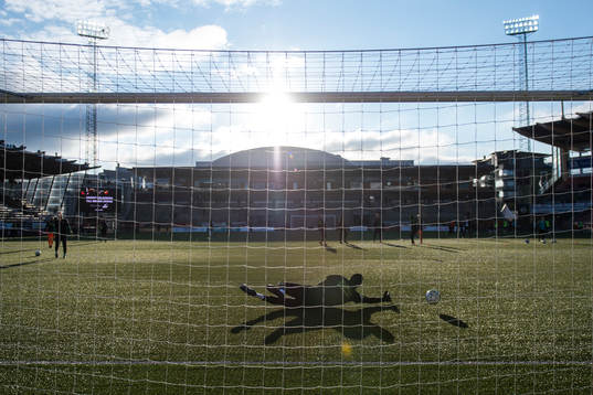 En AFC Eskilstuna spelare värmer upp