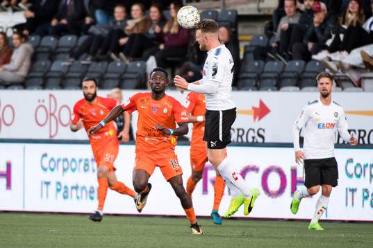 AFC Eskilstunas Mohamed Buya Turay och Örebros Michael