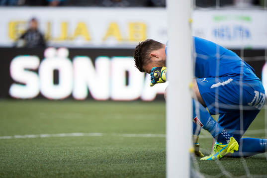 Örebros målvakt Oscar Jansson deppar