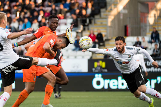 AFC Eskilstunas Mohamed Buya Turay och Örebros Brendan