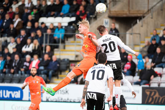 AFC Eskilstunas Ludvig Öhman och Örebros Filip Rogic i en