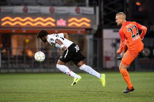 Örebros Kennedy Igboananike och AFC Eskilstunas Alexander