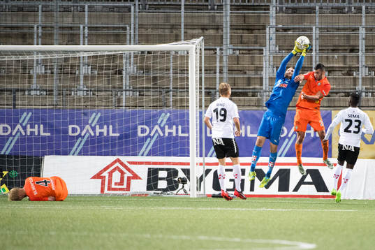 Örebros målvakt Oscar Jansson räddar en boll