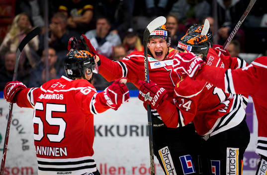 Örebros Sakari Manninen jublar med 2-0 målskytten Jere