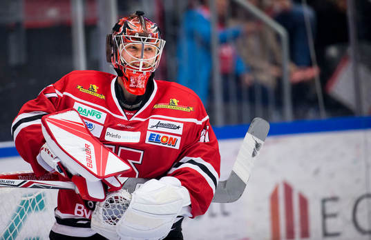Örebros målvakt Eero Kilpeläinen grimagerar