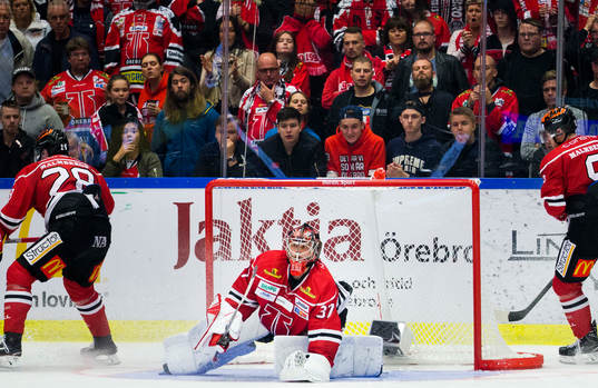 Örebros målvakt Eero Kilpeläinen blockerar pucken