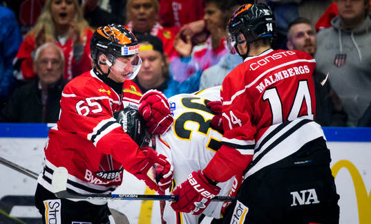 Örebros Sakari Manninen och Luleås Emil Larsson gruffas