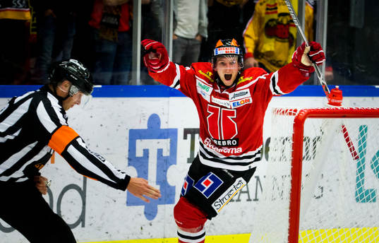 Örebros Sakari Manninen jublar vid örebros 2-0 mål