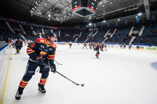 Djurgårdens Alexander Urbom värmer upp