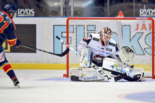 Malmö Redhawks målvakt Oscar Alsenfelt räddar en straff