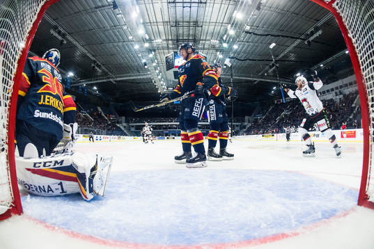 Djurgårdens Marcus Fagerudd deppar medan Malmö Redhawks