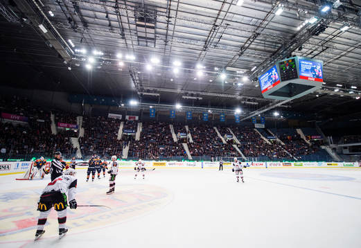 Problem med lamporna fördröjer ishockeymatchen i SHL