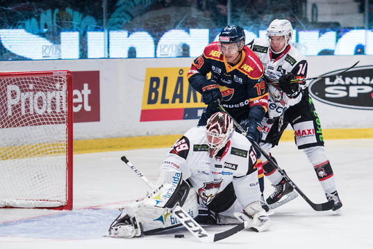Djurgårdens Rene Bourque framför Malmö Redhawks