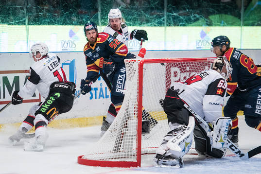 Djurgårdens Mikael Ahlén mot Malmö Redhawks Stefan Warg