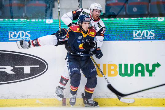 Djurgårdens Axel Jonsson Fjällby med en tackling på