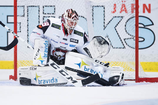 Malmö Redhawks målvakt Oscar Alsenfelt räddar en straff
