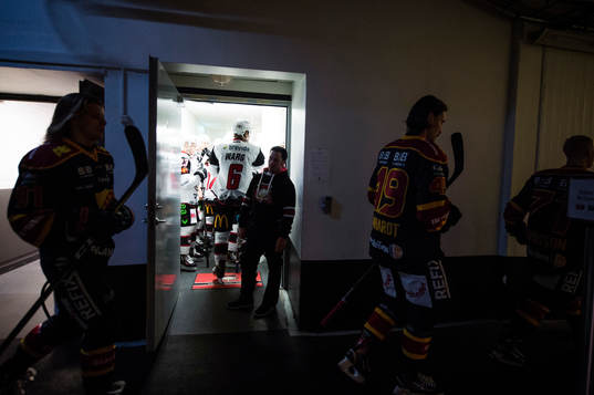 Djurgårdens spelare passerar Malmö Redhawks