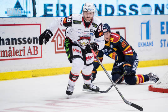 Malmö Redhawks Kim Rosdahl passerar Djurgårdens Andreas