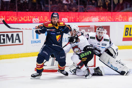 Djurgårdens Mikael Ahlén framför Malmö Redhawks Kim